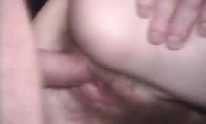 Большой член сношает плохо выбритую дамскую вагину крупным планом