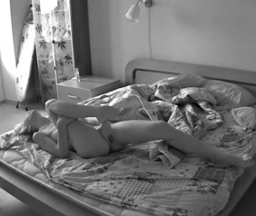 Спрятанная камера снимает как девушка мастурбирует пока у нее дома никого нет