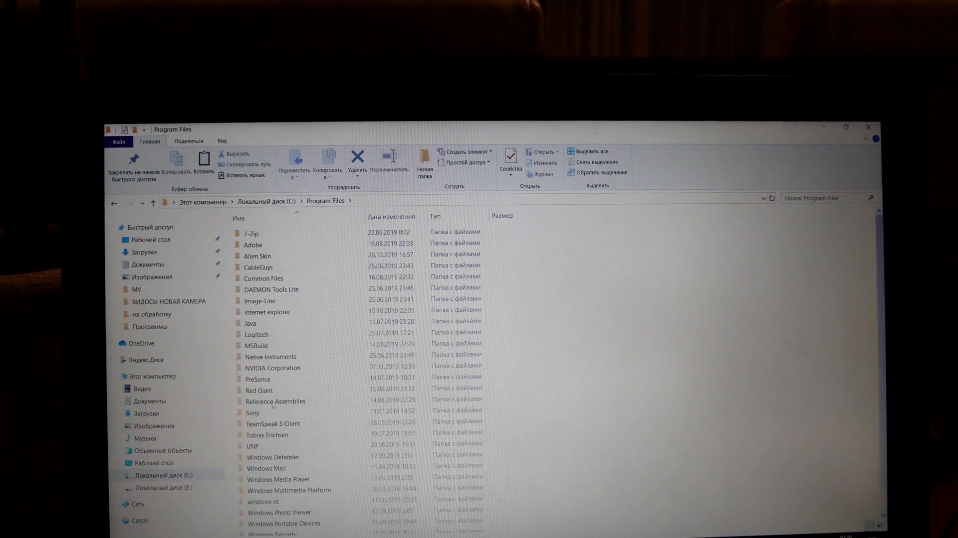 Блондинка в чулках отдалась в жопу своему гражданскому супругу