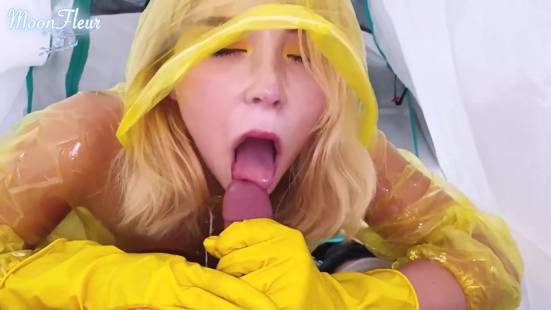 На природе и отдыхается хорошо, и сосётся лучше. Молодая туристка к минетам почти привыкла от первого лица