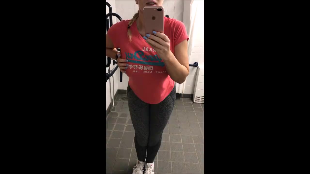 Тёлка снимает на смартфон эротику в собственном исполнении