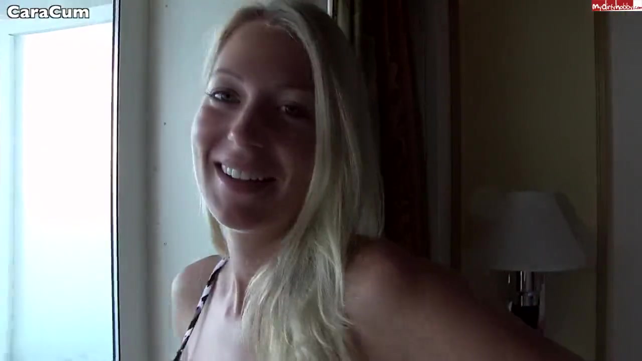 Эффектная блонда присела на корточки, чтобы познакомить свой ротик с хером нового ухажёра