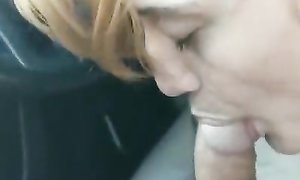 Тайный секс в машине женатого мужика с его белокурой любовницей